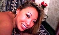 Coquine asiat qui s'engouffre deux queues