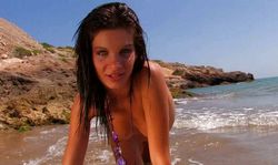 Une belle latine se retrouve toute nue sur la plage